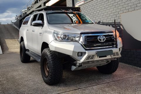 Přední ocelový nárazník TOYOTA HILUX VIII AN120 2015-2020