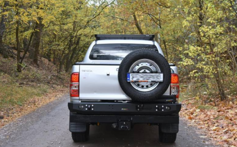 Zadní  pevnostní nárazník s možností upevnění držáku rezervního kola a kanystru pro Toyotu Hilux  08-11